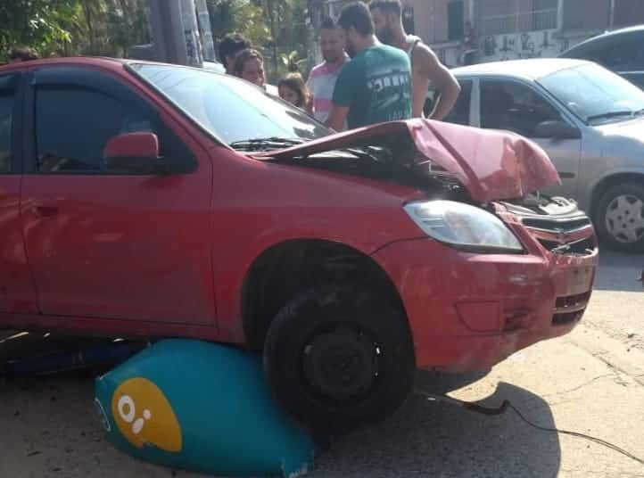 VEÍCULO DESGOVERNADO ATROPELA PEDESTRE NA ESTRADA DO MATO ALTO!! VITIMA EM ESTADO GRAVE