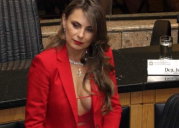 Deputada é alvo de ataques na internet por usar roupa decotada na posse