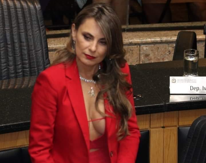 Deputada é alvo de ataques na internet por usar roupa decotada na posse