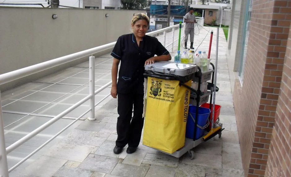 VAGAS P/ AUXILIAR DE SERVIÇOS GERAIS – SALÁRIO + BENEFÍCIOS – 4 HORAS POR DIA