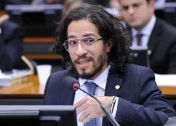 Líder português esculacha Jean Wyllys e o expulsa de volta ao Brasil