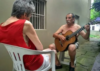 Marido faz serenata todos os dias para mulher que enfrenta o Alzheimer