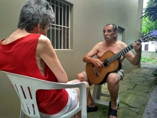 Marido faz serenata todos os dias para mulher que enfrenta o Alzheimer
