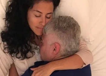 “ABRAÇADORA” PROFISSIONAL COBRA R$ 250 PARA ABRAÇAR HOMENS CARENTES