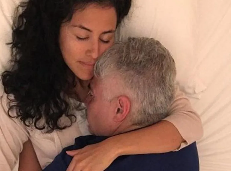 “ABRAÇADORA” PROFISSIONAL COBRA R$ 250 PARA ABRAÇAR HOMENS CARENTES