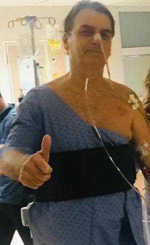 Bolsonaro está com pneumonia, afirma boletim médico