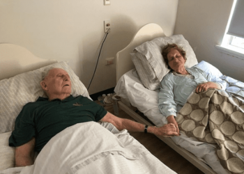 APÓS 70 ANOS JUNTOS, CASAL MORRE DE MÃOS DADAS COM MINUTOS DE DIFERENÇA