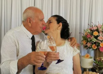 Casal de idosos se casa após se conhecer no Tinder