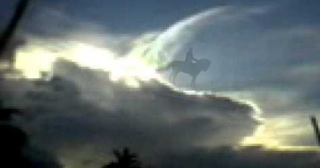 O fim está próximo!!!Pessoas afirmam terem visto cavalo preto no céu de Pernambuco