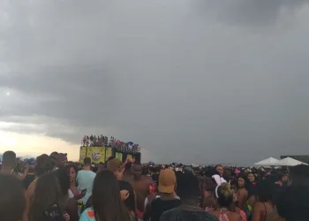 Chuva destrói mais de 1000 sobrancelhas em bloco de Niterói RJ