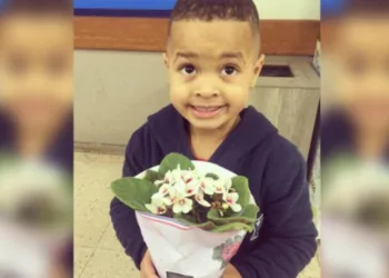Mãe faz filho levar flores e pedir desculpas à coleguinha após empurra-la