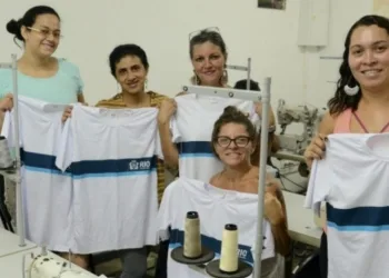 Costureiras e detentas de presídio se unem para fazer uniformes para alunos das escolas do Rio