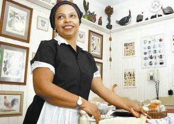 VAGAS P/ DOMÉSTICA – R$ 1.400,00 + BENEFÍCIOS