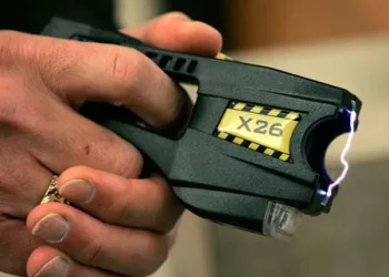 Projeto prevê que mulheres possam usar spray de pimenta e arma de choque