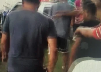 Mulher que espancou criança de 2 anos é queimada em praça publica em cidade do Brasil – Cenas fortes