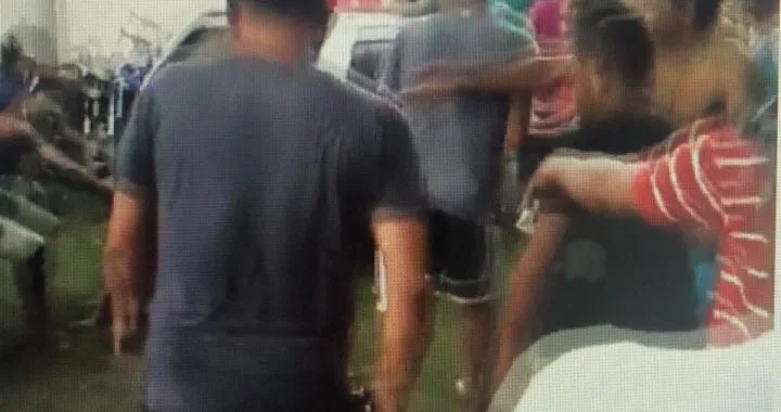 Mulher que espancou criança de 2 anos é queimada em praça publica em cidade do Brasil – Cenas fortes