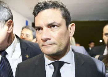Policial que matar bandido não será tratado como homicida no Brasil, diz Sérgio Moro