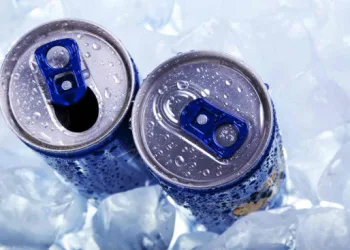 BEBER APENAS UM ENERGÉTICO ESTREITA OS VASOS EM 90 MINUTOS, AUMENTANDO RISCO DE AVC E INFARTO; DIZ ESTUDO.