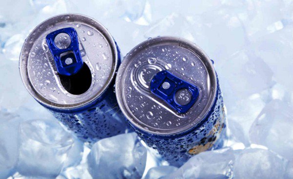BEBER APENAS UM ENERGÉTICO ESTREITA OS VASOS EM 90 MINUTOS, AUMENTANDO RISCO DE AVC E INFARTO; DIZ ESTUDO.