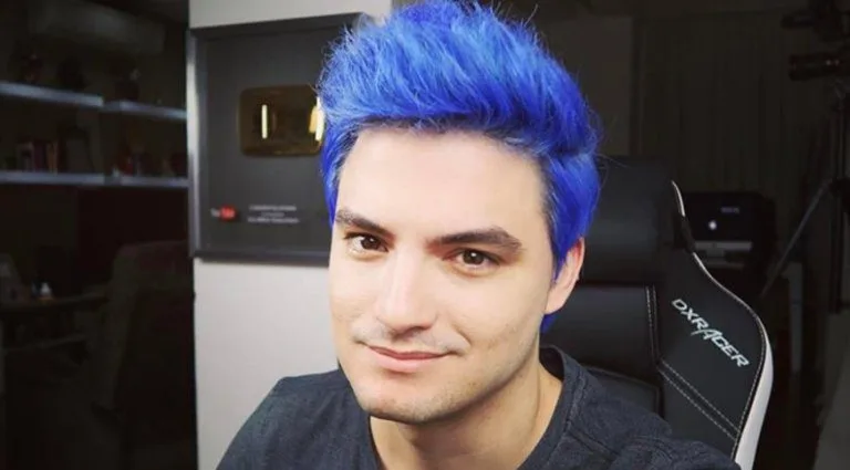 FELIPE NETO XINGA CATÓLICOS E CHAMA NOSSA SENHORA DE SURDA, VEJA O VÍDEO: