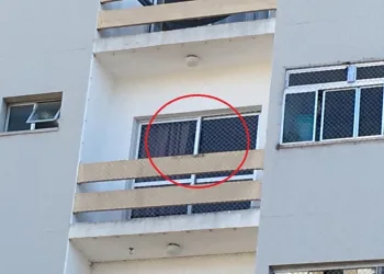 Criança de 8 anos corta tela de proteção e cai do 4º andar de prédio
