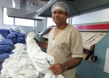 AUXILIAR DE ROUPARIA, AUXILIAR DE SERVIÇOS GERAIS, AUXILIAR DE TURMA DE LIMPEZA – R$ 1.300,00