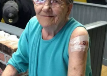Idosa de 79 anos foge de abrigo dos idosos para fazer sua primeira tatuagem
