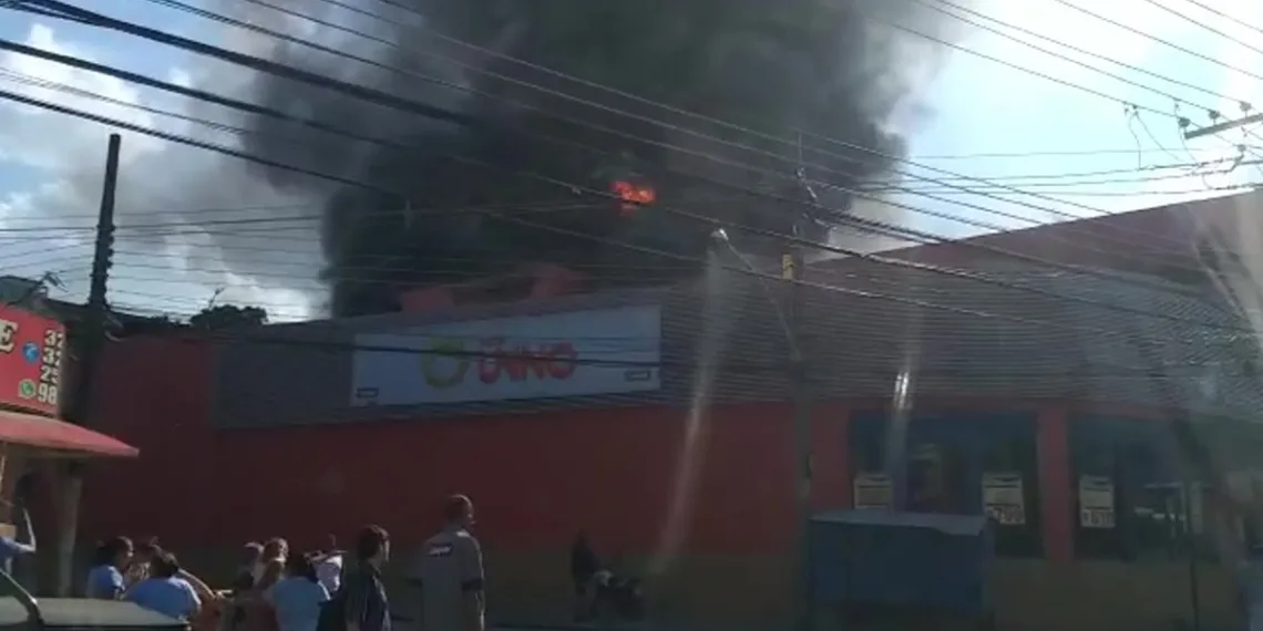 Incêndio em supermercado no RJ termina com dois mortos