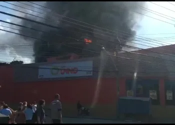 Incêndio em supermercado no RJ termina com dois mortos