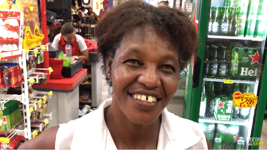 Mulher comemora morte do marido com cerveja e música alta: ‘não apanho mais dele’