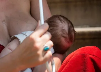 Mulher leva jato de leite após xingar uma mãe que estava amamentando em público