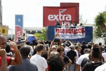 Manifestantes fazem ato em frente a supermercado onde jovem foi morto