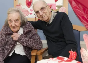 Marido de 91 anos lê diário para sua mulher com amnésia para manter vivo o amor