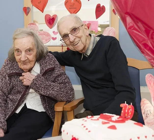 Marido de 91 anos lê diário para sua mulher com amnésia para manter vivo o amor