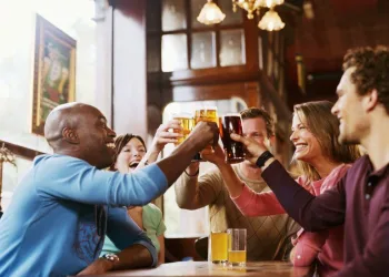 Pessoas que comem churrasco e bebem cerveja vivem mais, garante estudo