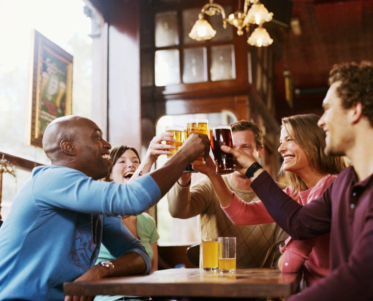 Pessoas que comem churrasco e bebem cerveja vivem mais, garante estudo