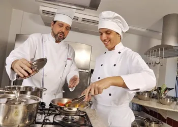 VAGAS P/ COZINHEIRO – R$ 2.300,00 + BENEFÍCIOS – VT + VR