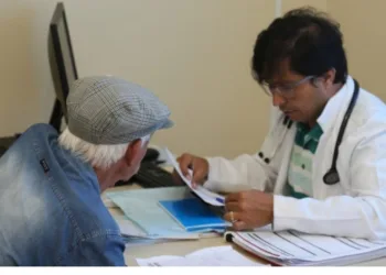 Com falta de médicos em posto de saúde, prefeito assume e realiza atendimentos