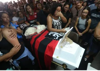 Sob hino do Flamengo e ‘Parabéns pra você’, corpo de Arthur Vinicius é sepultado