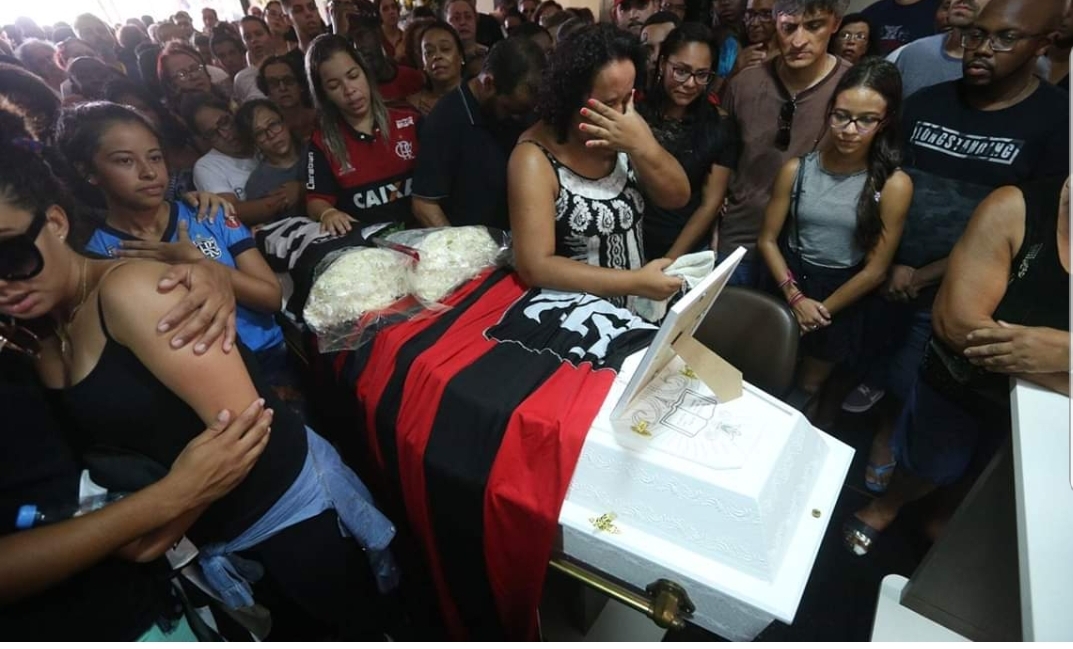 Sob hino do Flamengo e ‘Parabéns pra você’, corpo de Arthur Vinicius é sepultado