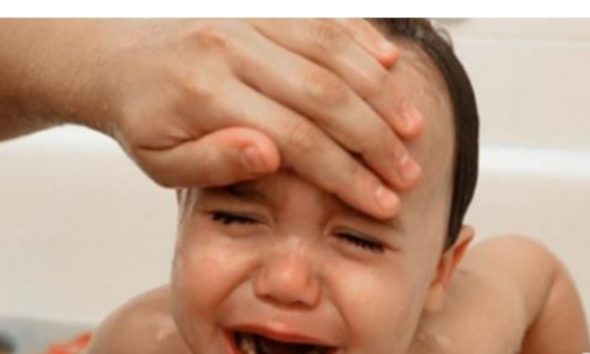 Criança morre depois que pai usou compressa com álcool para baixar a febre, entenda