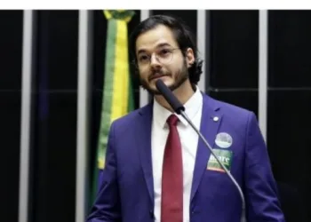 Após Tulio Gadêlha namorado de Fátima Bernardes desafiar Bolsonaro a cantar o hino, Bolsonaro desafia Tulio a cantar mulheres mais novas