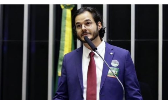 Após Tulio Gadêlha namorado de Fátima Bernardes desafiar Bolsonaro a cantar o hino, Bolsonaro desafia Tulio a cantar mulheres mais novas