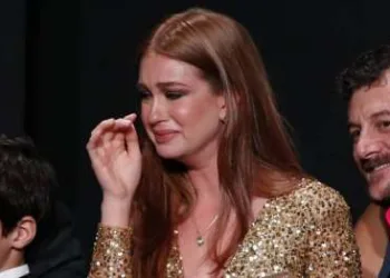 Marido quebra telefone de Marina Ruy Barbosa e atriz é vista chorando na Globo