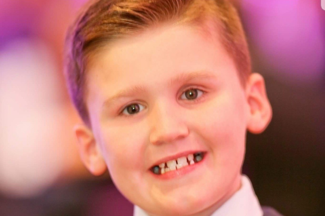 Menino perde o olho após ser atingido por ‘tiro’ de lançador de dardos