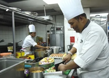 VAGAS P/ COZINHEIRO – R$ 1.500.00 + BENEFÍCIOS – VT + VR –