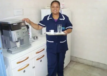 VAGAS P/ COPEIRA – R$ 1.366,20 + BENEFÍCIOS – VT + VR