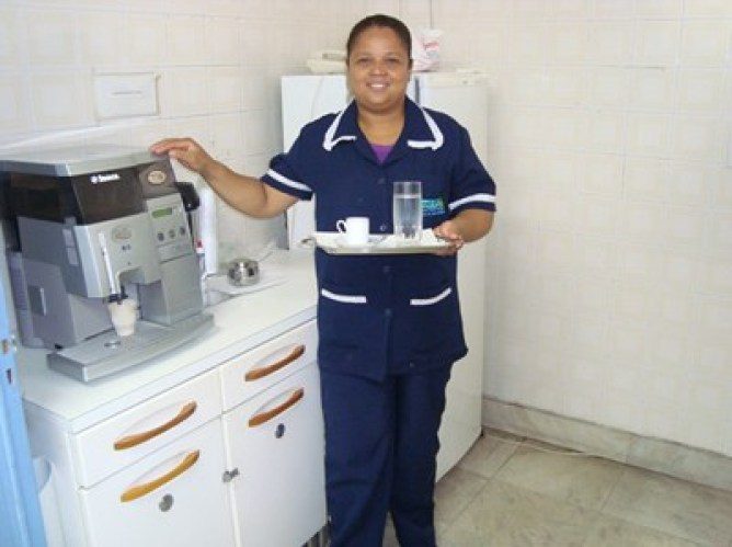 VAGAS P/ COPEIRA – R$ 1.366,20 + BENEFÍCIOS – VT + VR