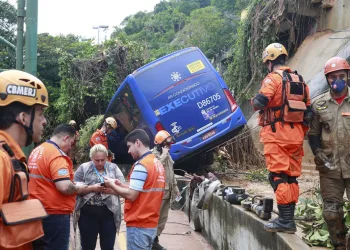 Sobe para seis o número de mortos durante temporal no Rio