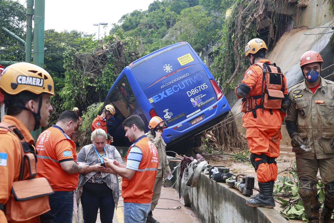 Sobe para seis o número de mortos durante temporal no Rio